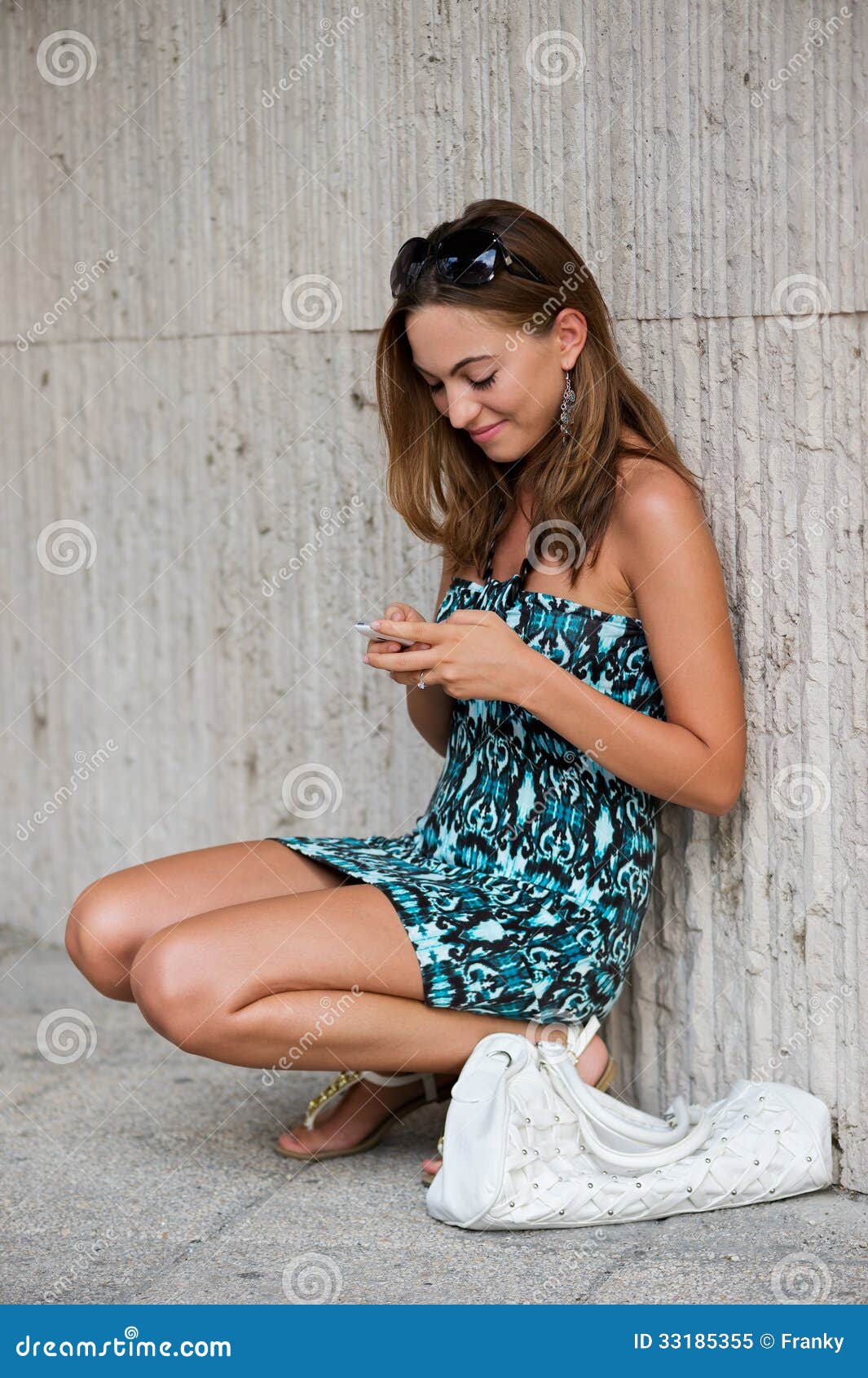 Młoda Modna dziewczyna Wyszukuje internet Z Jej telefonem komórkowym (21). Młoda Studencka dziewczyna Wyszukuje internet Z Jej telefonem komórkowym w Miastowym środowisku (21)