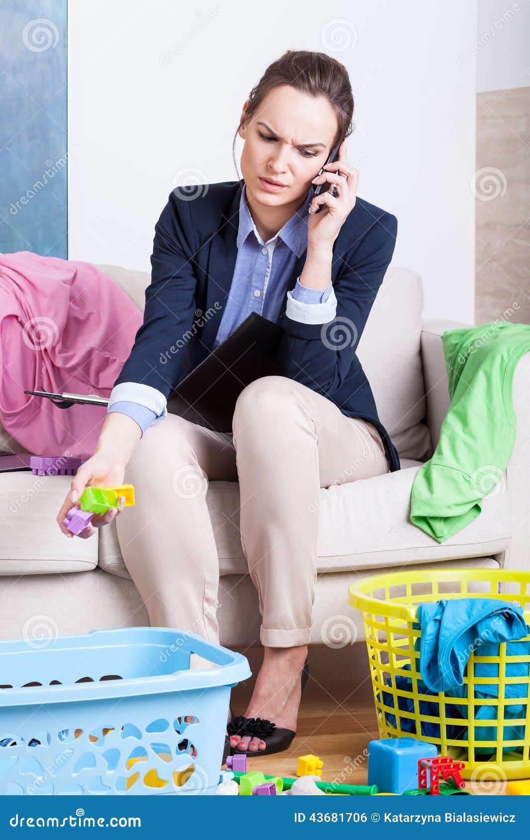 Młoda pracująca matka opowiada na telefonie, pionowo