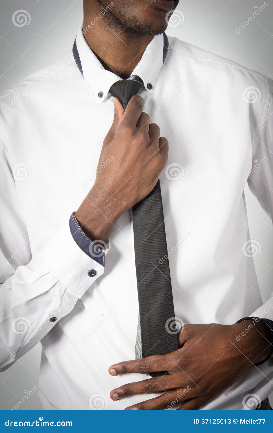 Młody Korporacyjny biznesowy mężczyzna przystosowywa jego krawat. Aktywny Biznesowy mężczyzna przystosowywa jego krawat