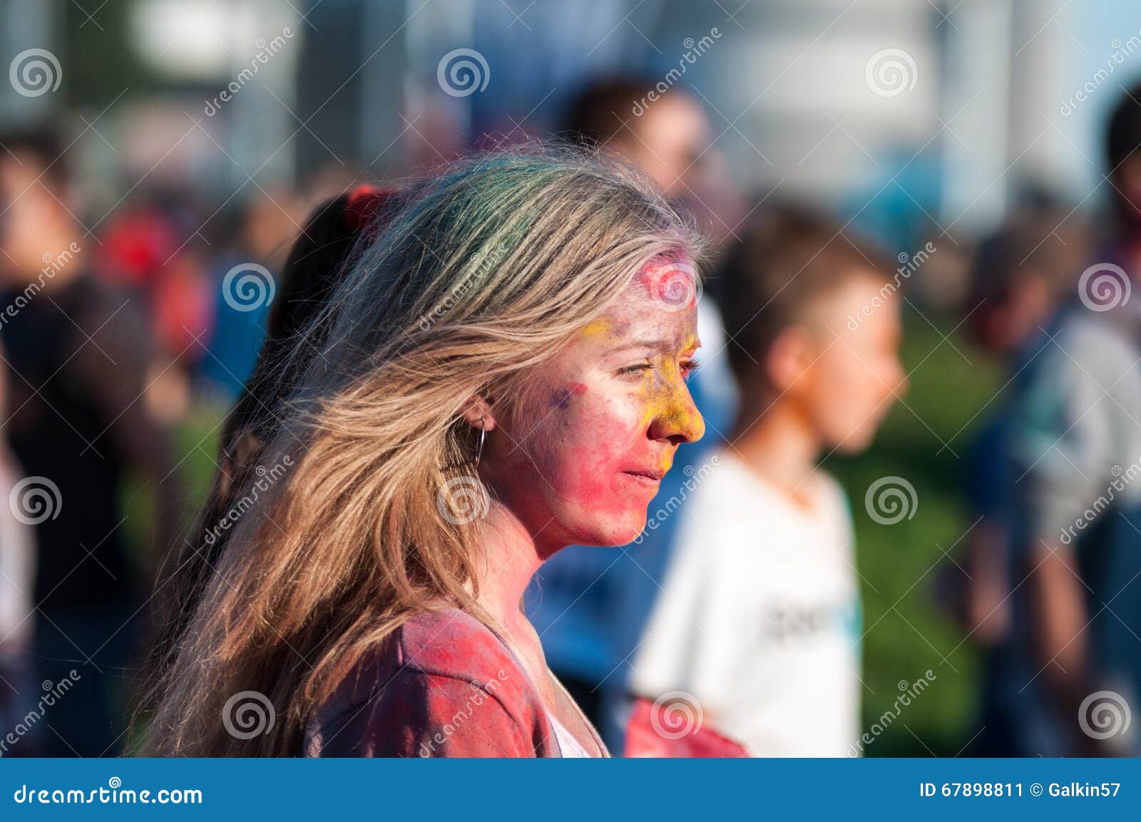Orenburg, Rosja - 13 2015 Czerwiec: Młodzi ludzie przy festiwalem holi