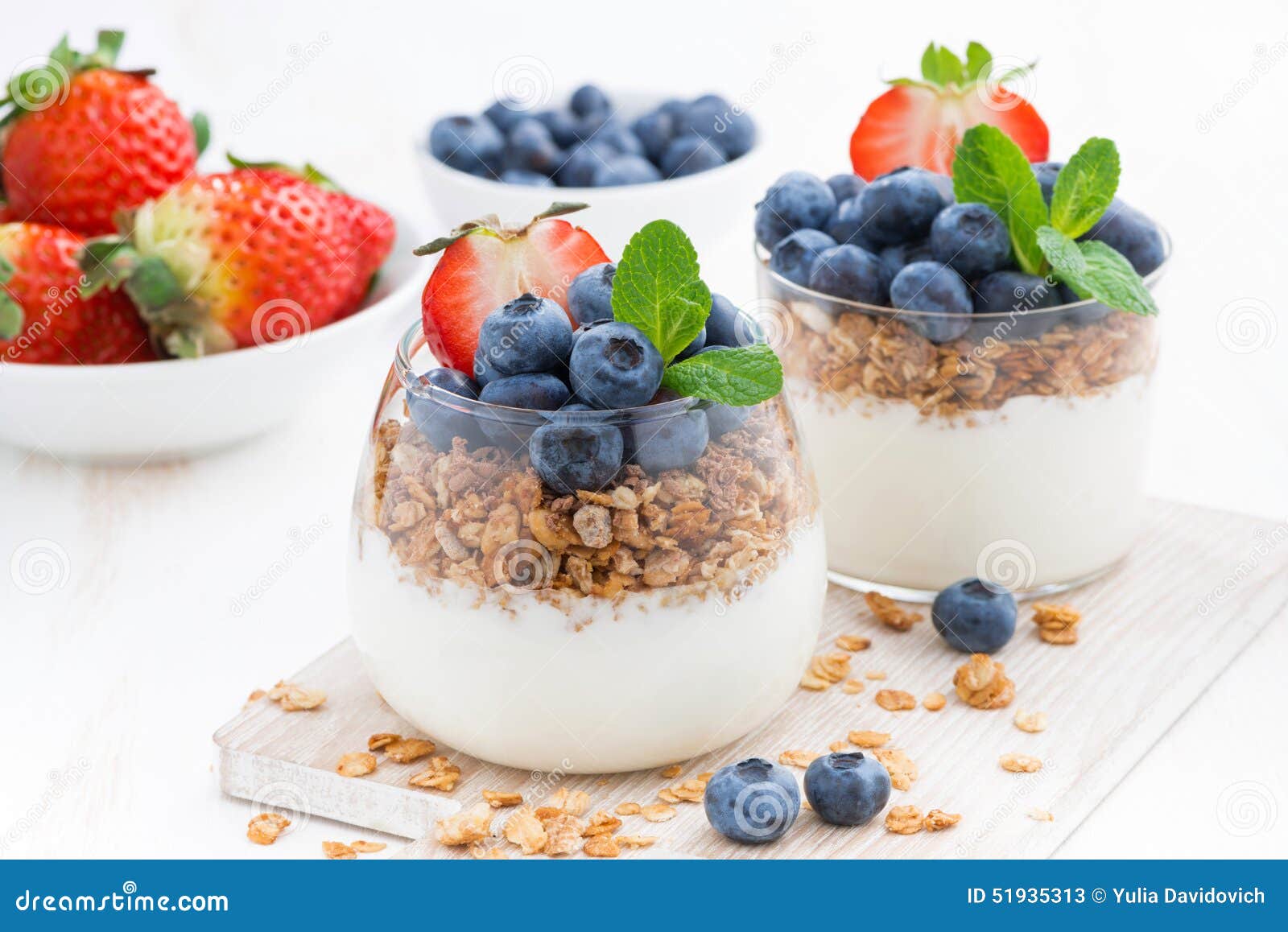 Nähren Sie Nachtisch Mit Jogurt, Muesli Und Frischen Beeren Stockbild ...