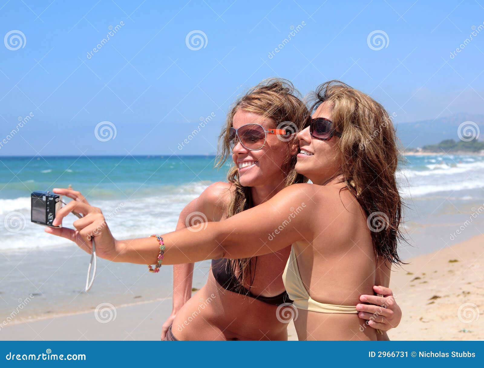 Nätt Soliga Kvinnor För Strand Fotografering för Bildbyråer