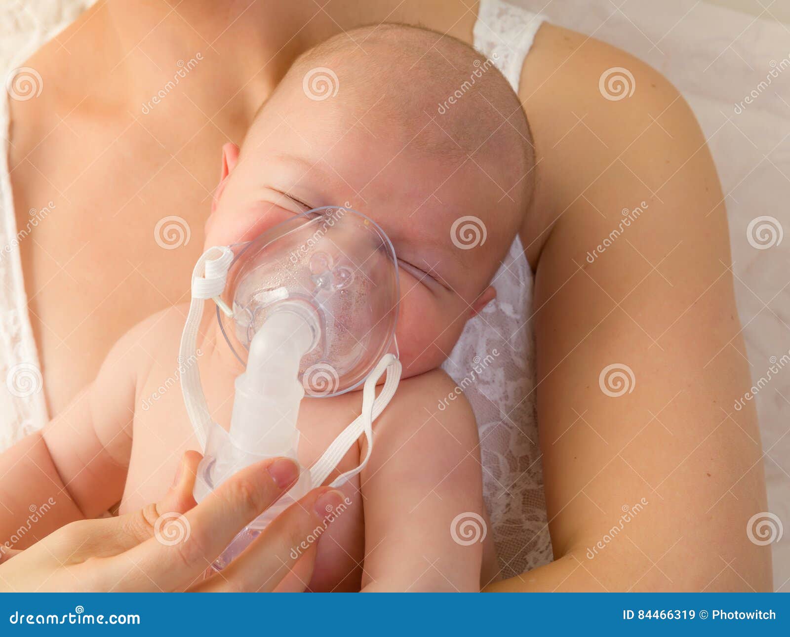 Nébuliseur de bébé image stock. Image du allergie, gens - 84466319