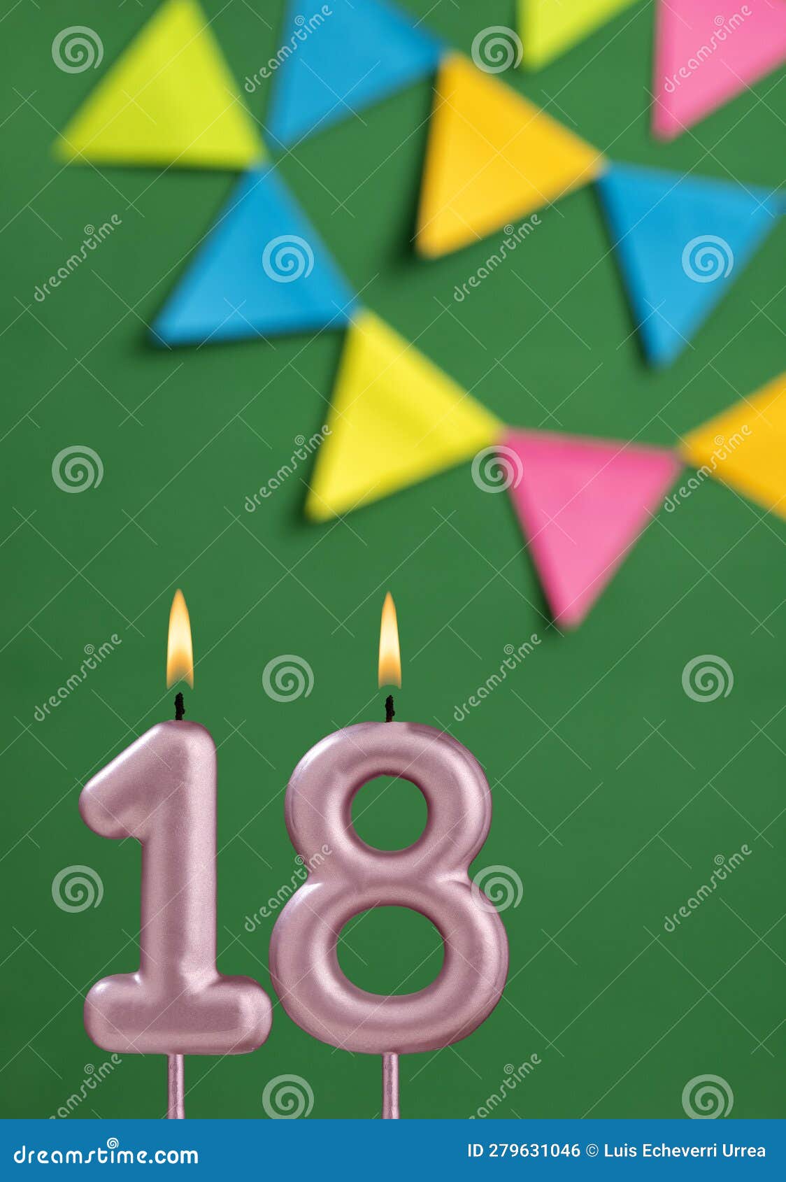 Número 18 Celebración De Cumpleaños De Velas En Fondo Verde Foto de archivo  - Imagen de plata, aniversario: 279631046