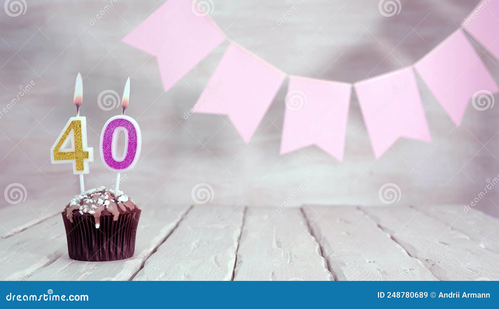 Número De Cumpleaños 40. Fondo Festivo Para Una Chica O Mujer Con Un Muffin  Y Velas Ardiendo Rosa En Colores Pastel Con Decoración Imagen de archivo -  Imagen de acontecimiento, festividades: 248780689