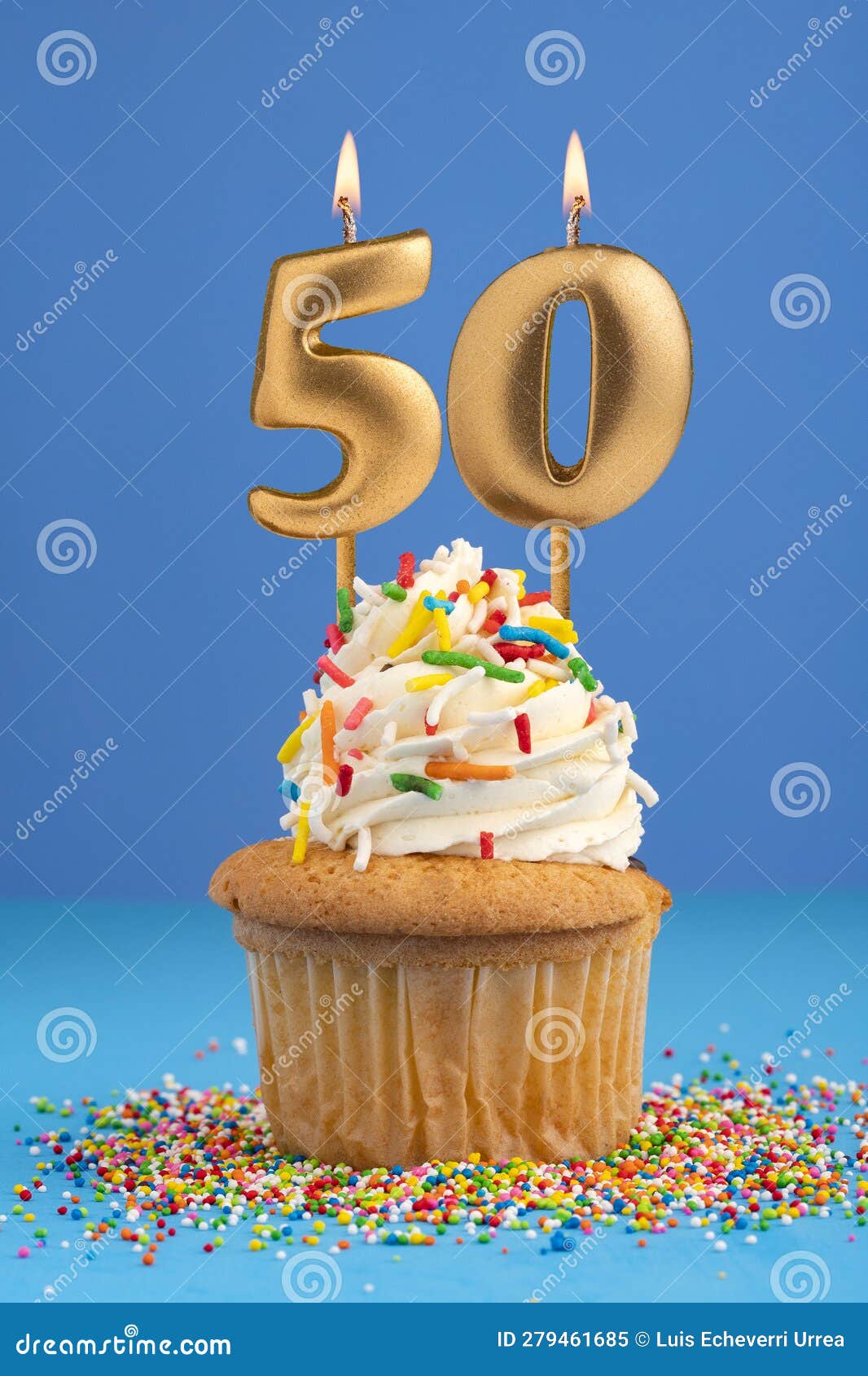 Número De Velas 50 Cumpleaños De Tarta En Fondo Azul Imagen de archivo -  Imagen de partido, pedazos: 279461685