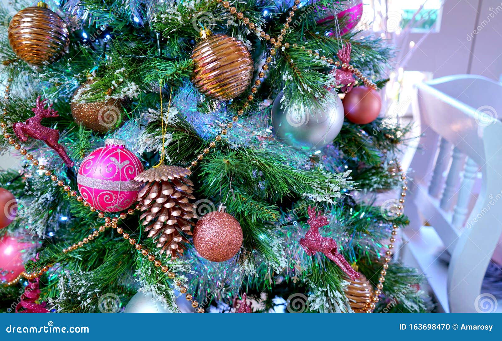 Na Tendência Rosa E Ouro Rosa Aparado Na árvore De Natal Com Bandeja Para  Papai Noel Foto de Stock - Imagem de presentes, chocolate: 163698470