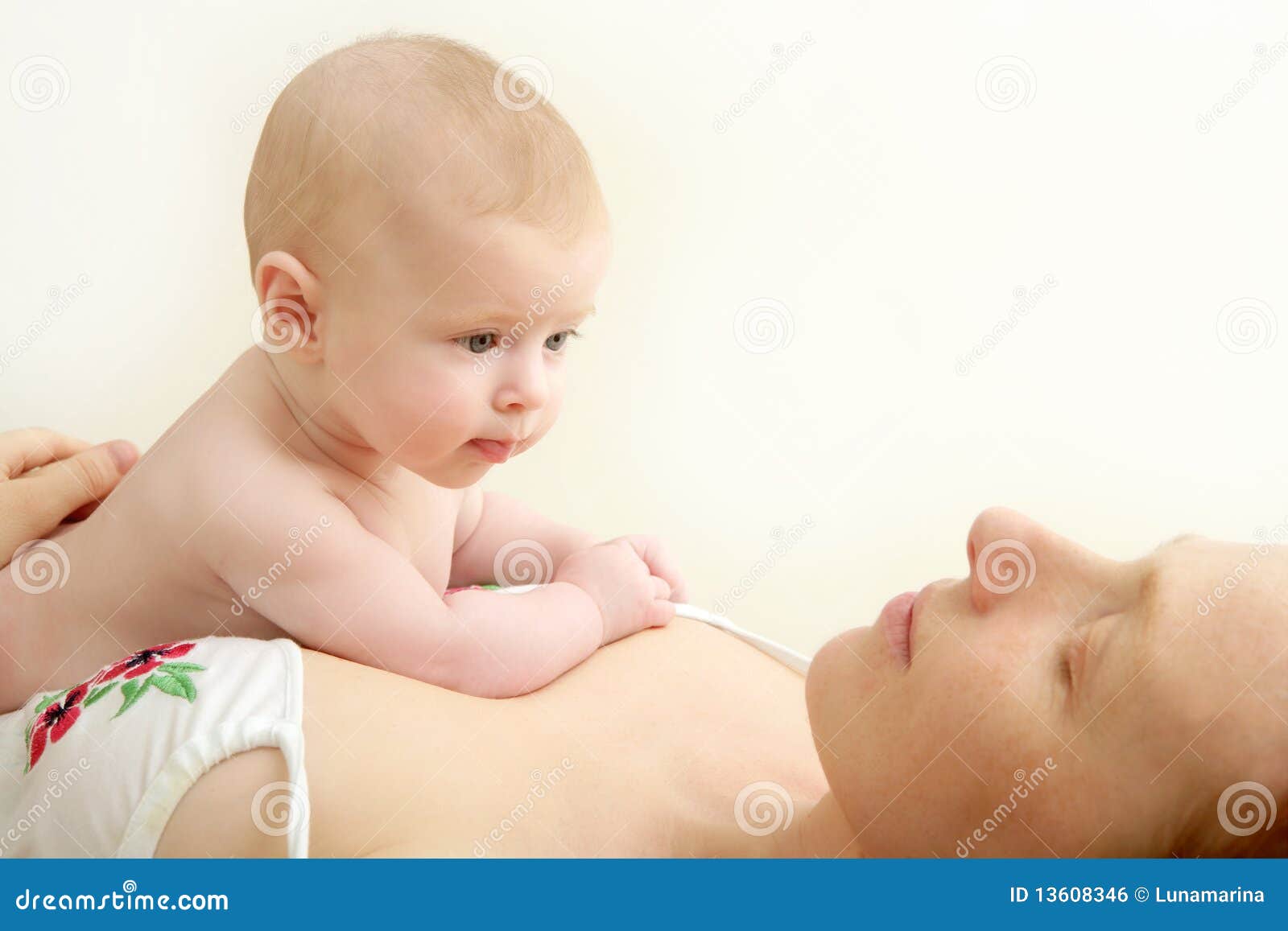 De Naakte Baby Op Een Witte Achtergrond Die En Glimlachen 