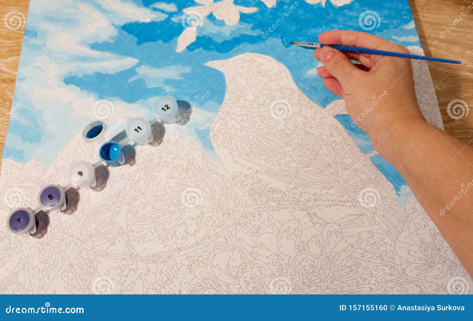Naaldwerk Voor Kinderen En Amusement - Getalsmatig Tekenen Met Acrylverf Op Doek Spatbord, Potten Van Verf En Penselen Stock Foto - Image of diagram, volwassenen: