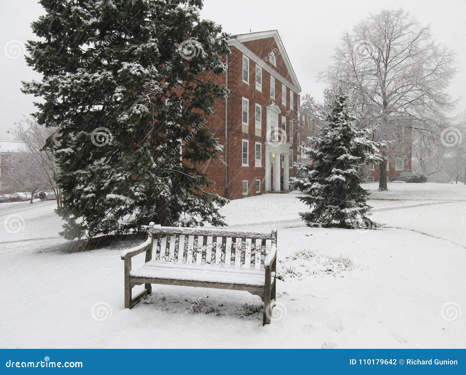 Nachbarschafts Bank Im Schnee Stockfoto Bild Von Schwarzes Bank