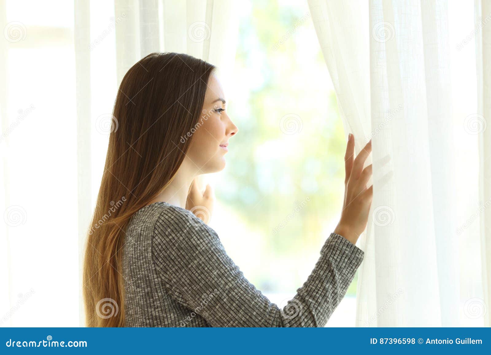 Nachdenkliche Frau, Die Durch Autofenster Schaut · Kostenloses Stock-Foto