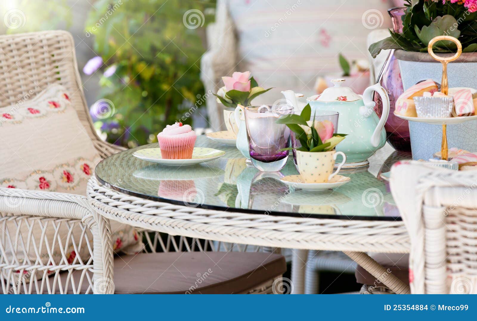 Nachmittagstee Und kuchen Im Garten Stockfoto Bild von verfeinert