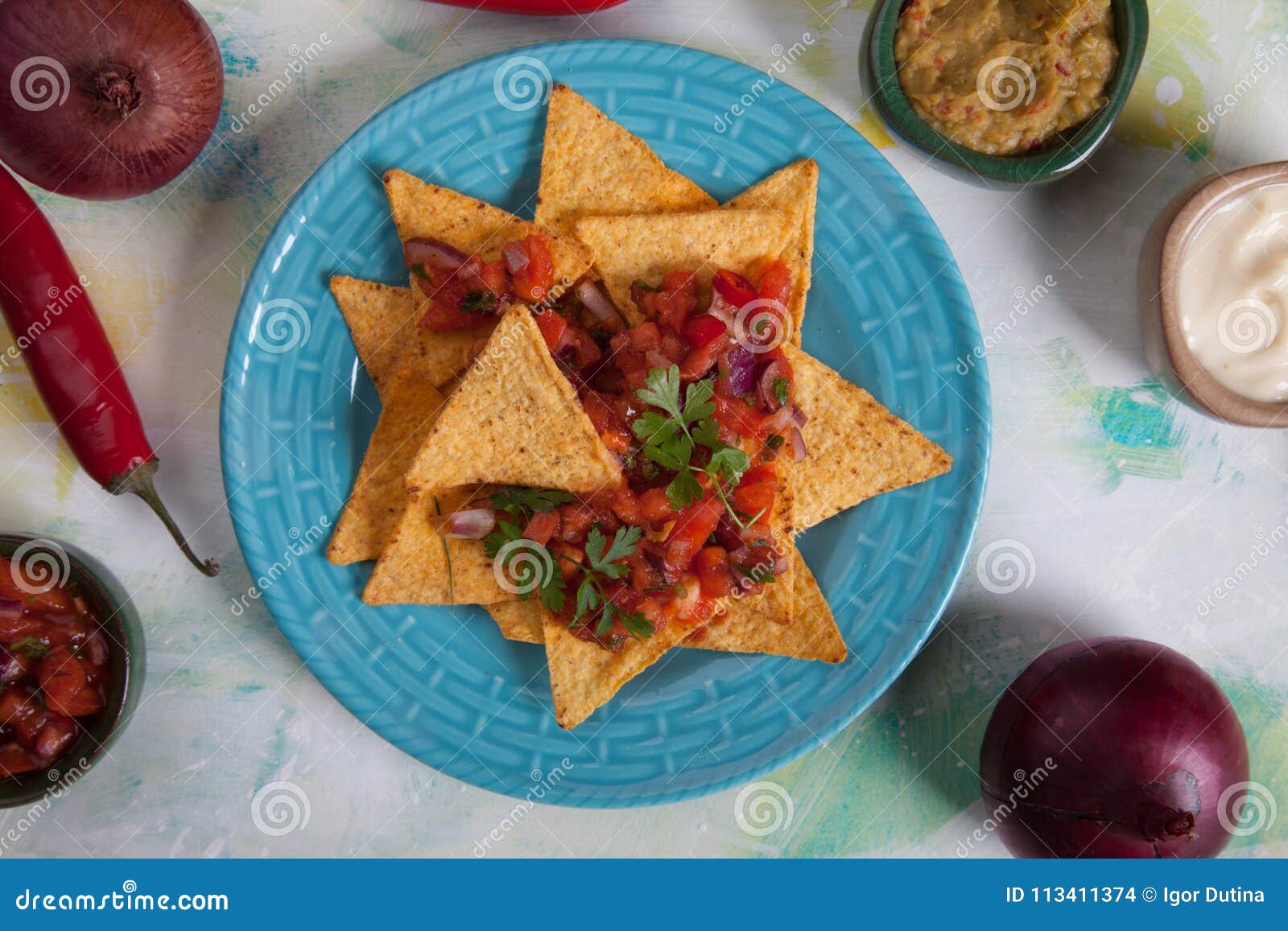 Nachos, Mexikanische Mahlzeit Mit Tortilla-Chips Stockfoto - Bild von ...