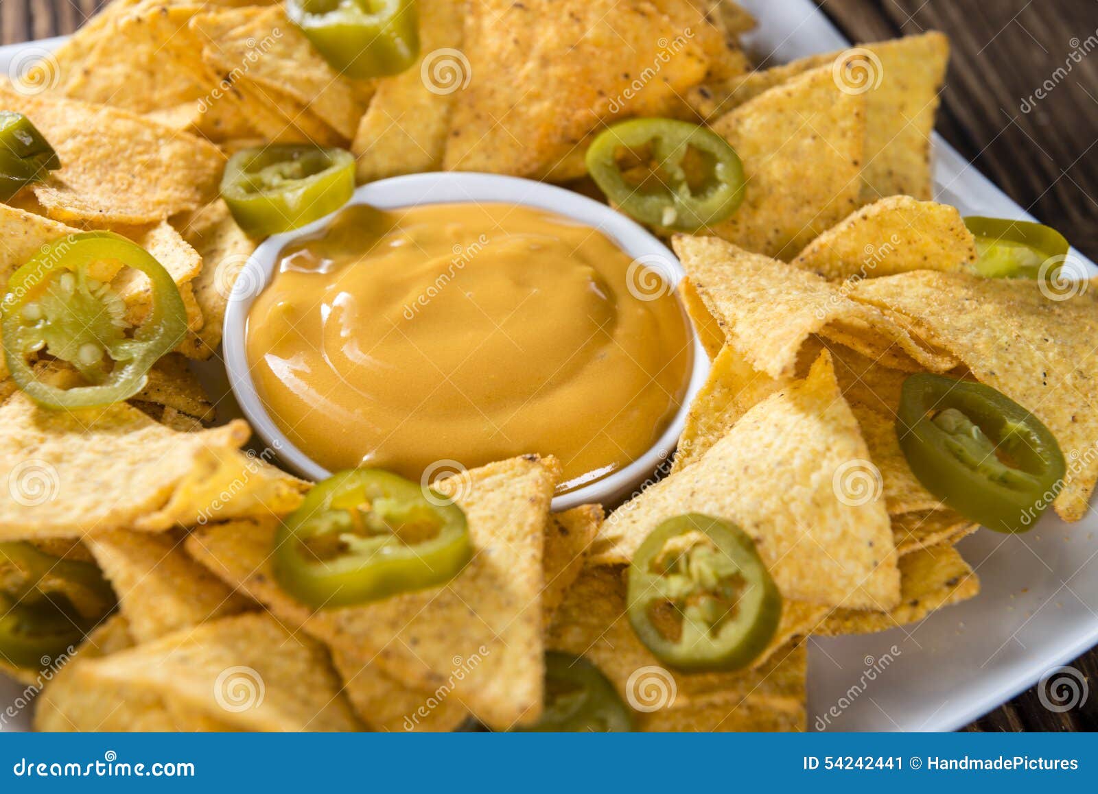 Nachos mit Käsedip stockbild. Bild von nahrung, chips - 54242441
