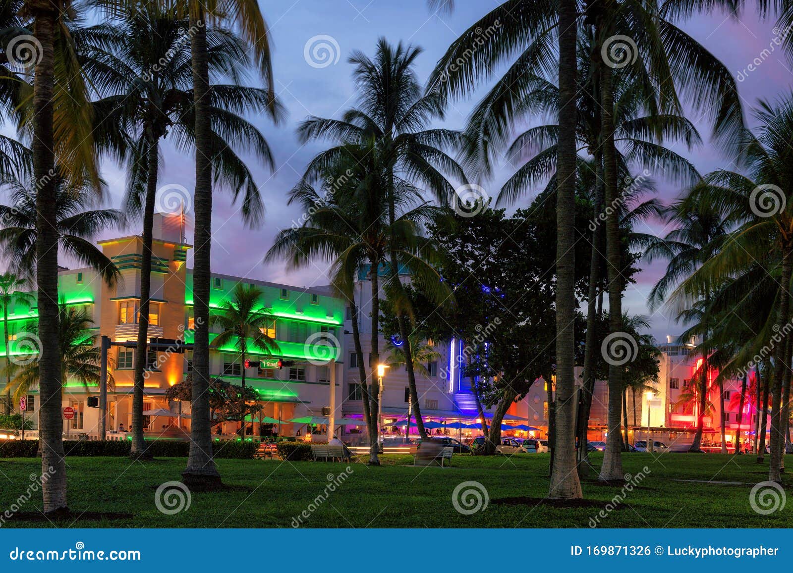 Nachtblick auf Ocean Drive in Miami Beach, Florida. Night view Ocean Drive in Miami Beach, Florida - Hotels und Restaurants bei Sonnenuntergang am Ocean Drive, weltberühmtes Ziel