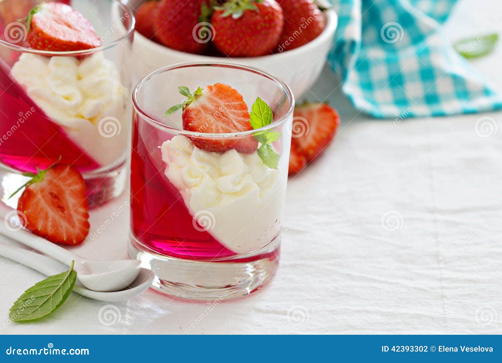 Nachtisch Mit Erdbeeren Und Schlagsahne Stockfoto - Bild von frucht ...