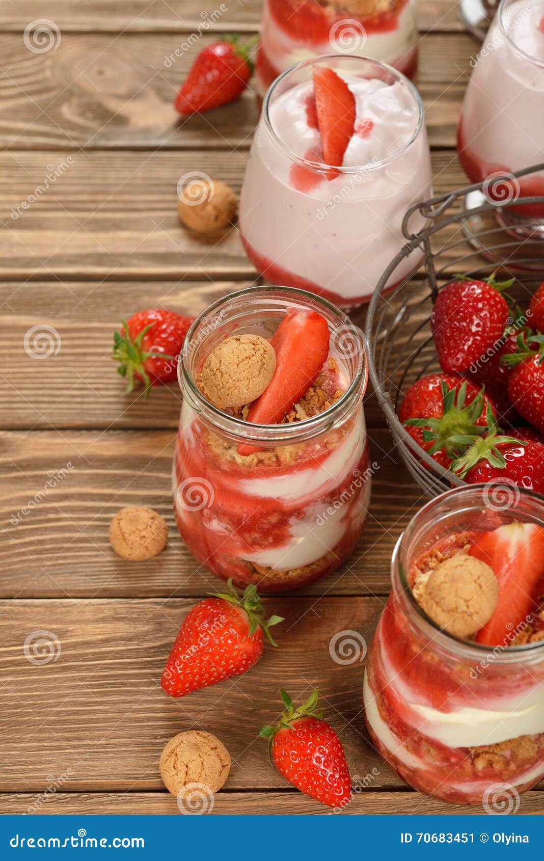 Nachtisch Mit Erdbeeren Und Schlagsahne Stockbild - Bild von erdbeeren ...