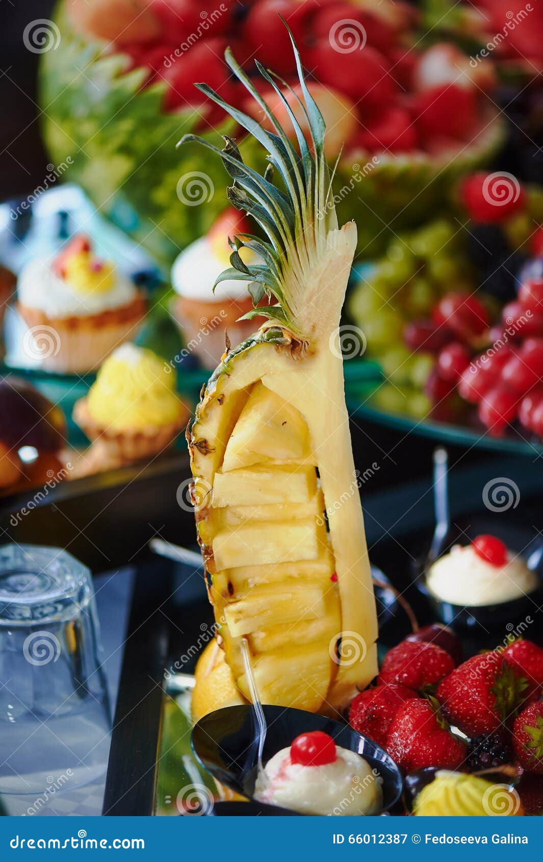 Nachtisch Von Ananas am Bankett Stockbild - Bild von nahrung, ananas ...