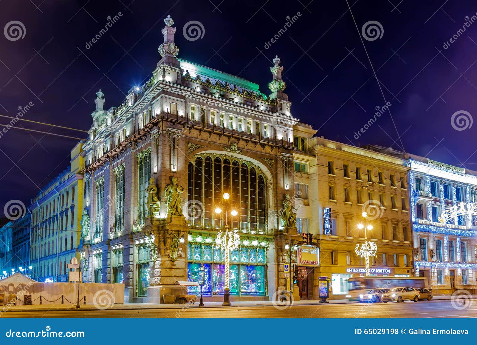 Nachtmening Van De Opslag Van Gebouweneliseevsky Op Nevsky Prospekt St Petersburg Redactionele Stock Foto Afbeelding Bestaande Uit Zaken Cityscape