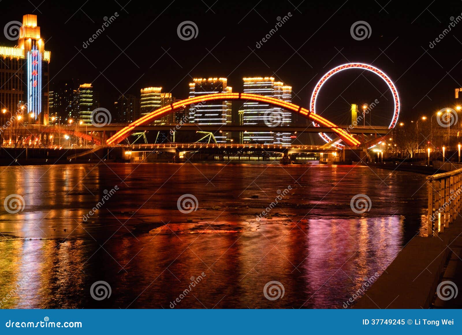 Nachtmening van Jingang-brug en het oog van Tianji. Dit is een Chinese brug, genoemd die Jingang-Brug, in Tianjin wordt gevestigd, is het het Oogreuzenrad van Haihe River.Tianjin het symbool van de stad. Overgenomen foto: 10 februari, 2014.