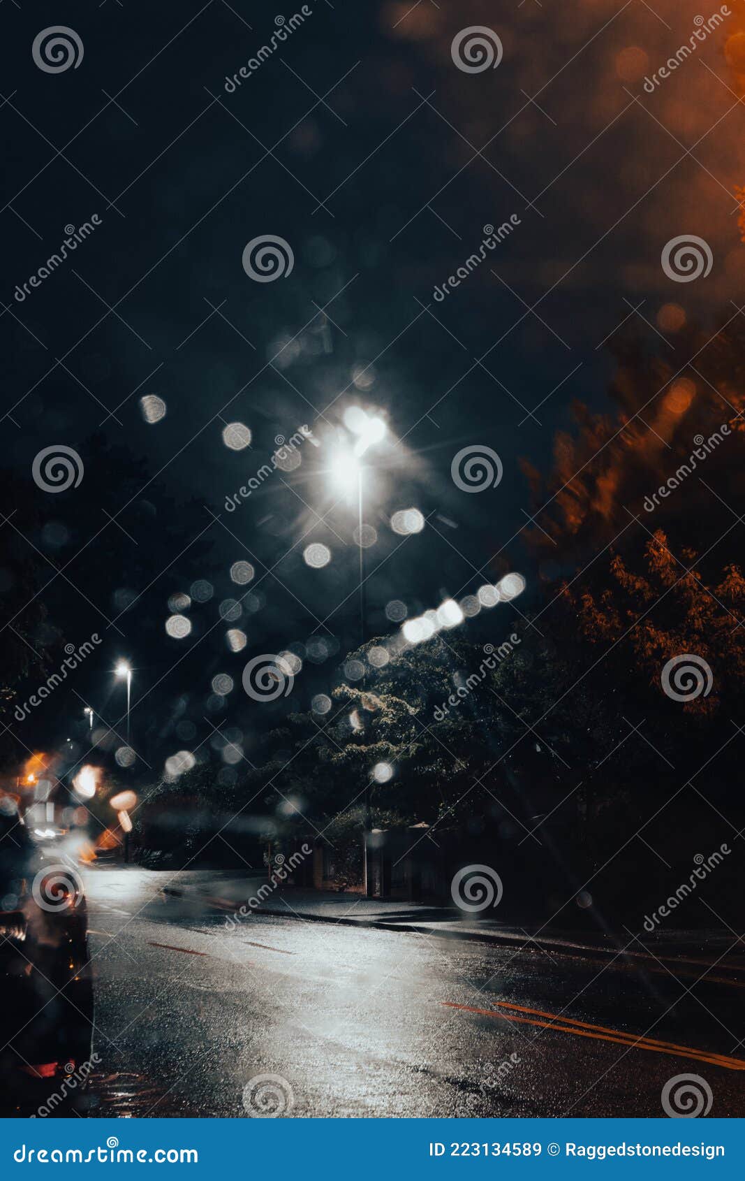 Verwischen Sie Auto Auf Straße in Der Stadt Mit Bokeh Orange Licht