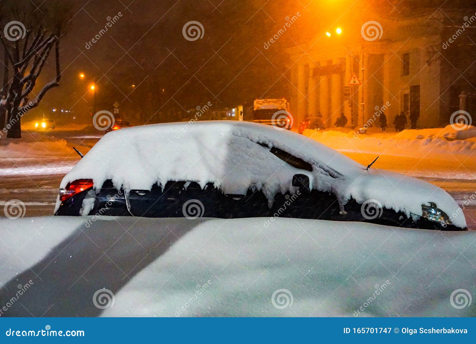 https://thumbs.dreamstime.com/z/nachtschneebedecktes-auto-schneerad-komplett-mit-schnee-bedeckt-abends-dunkel-kalt-wei%C3%9F-165701747.jpg