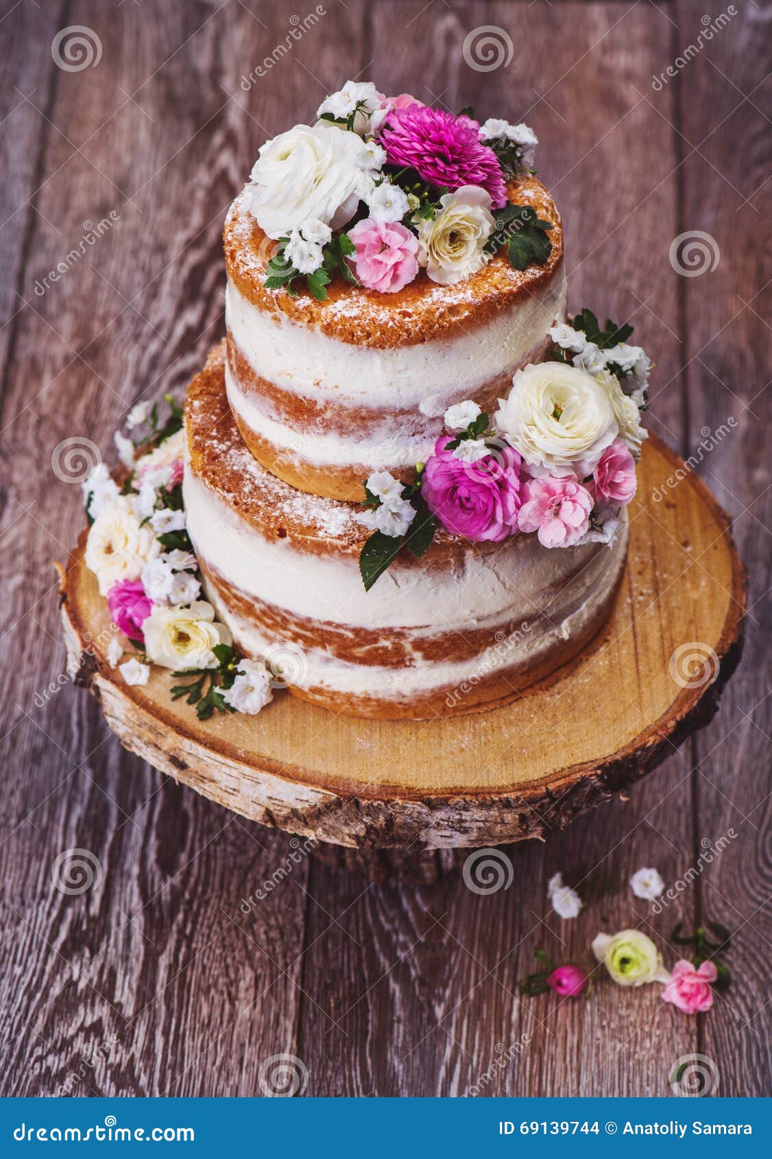 Heiratender Rustikaler Nackter Kuchen Mit Früchten Auf 