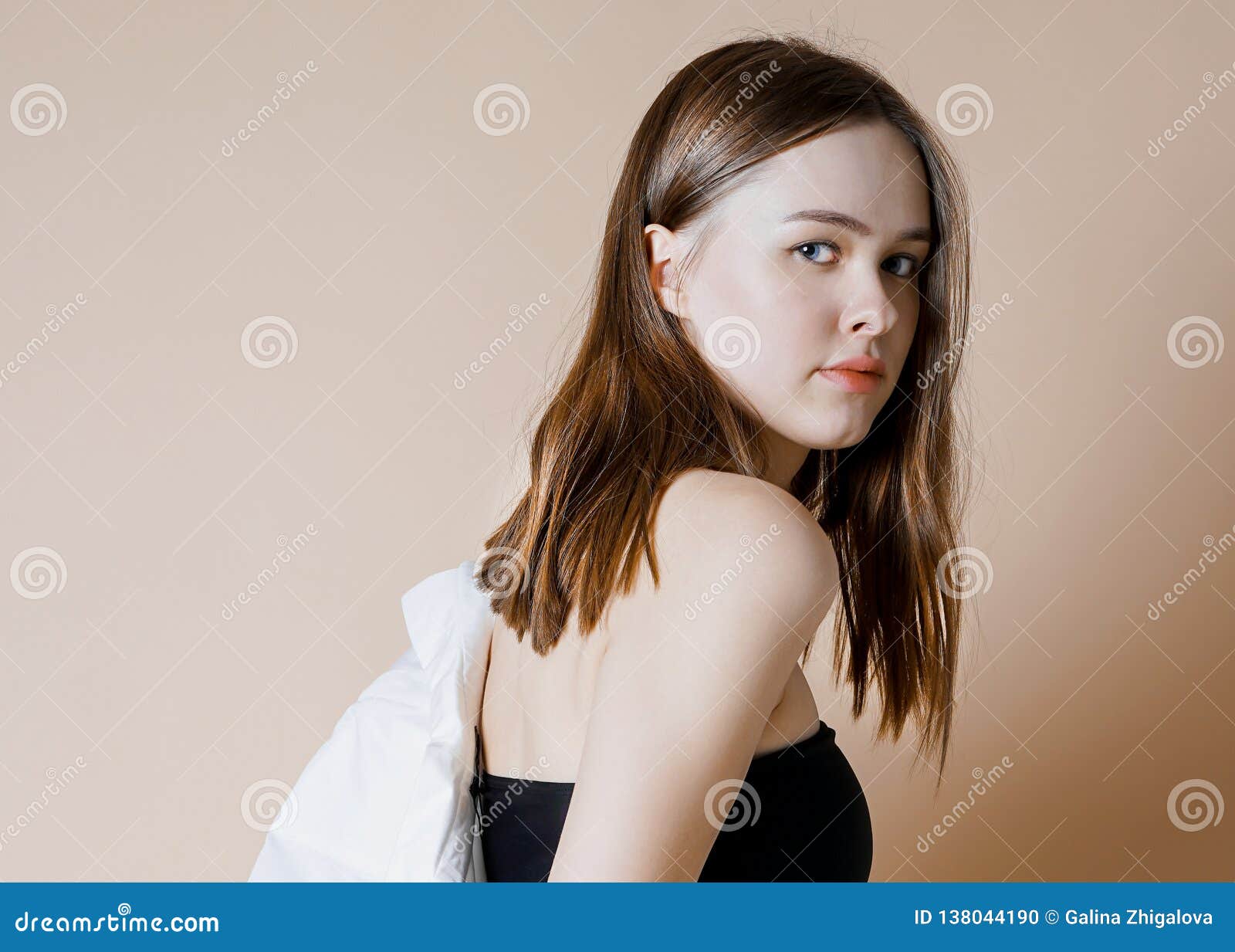 Nacktes Mädchen Der Mode Modell Schönheit Im Weißen Hemd, Welches Die