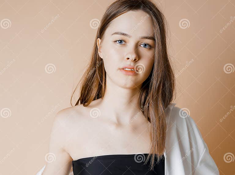 Nacktes Mädchen Der Mode Modell Schönheit Im Weißen Hemd, Welches Die