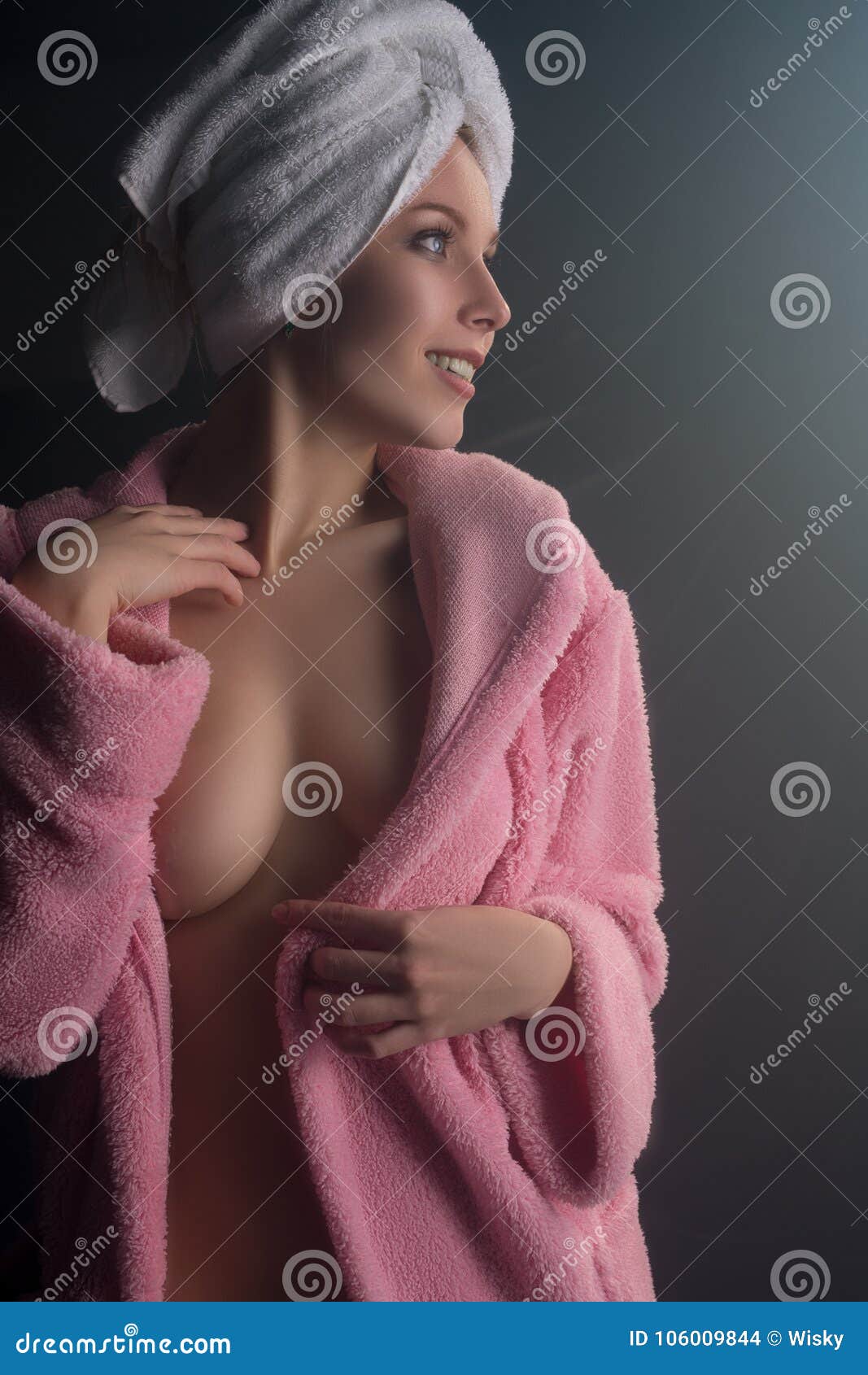 Frau nackt im bademantel