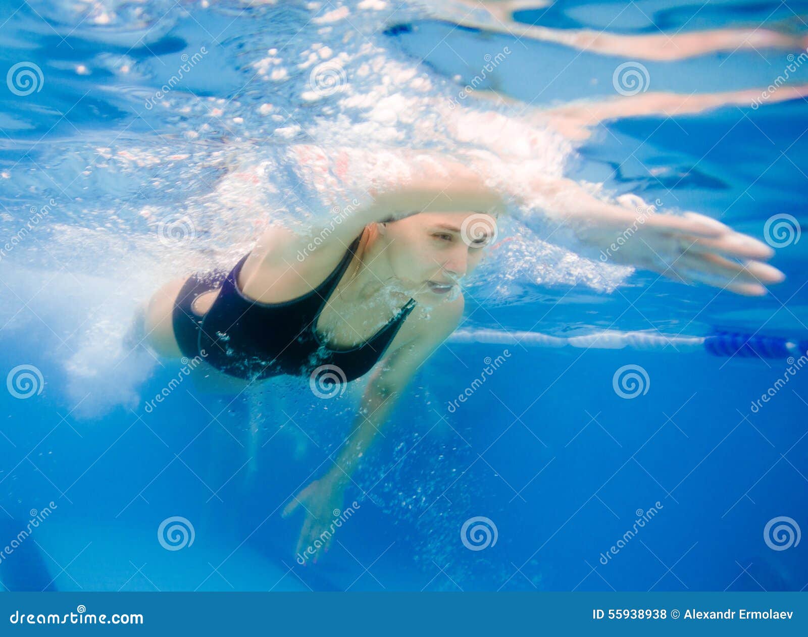 Nadador de sexo femenino de la competencia en la piscina