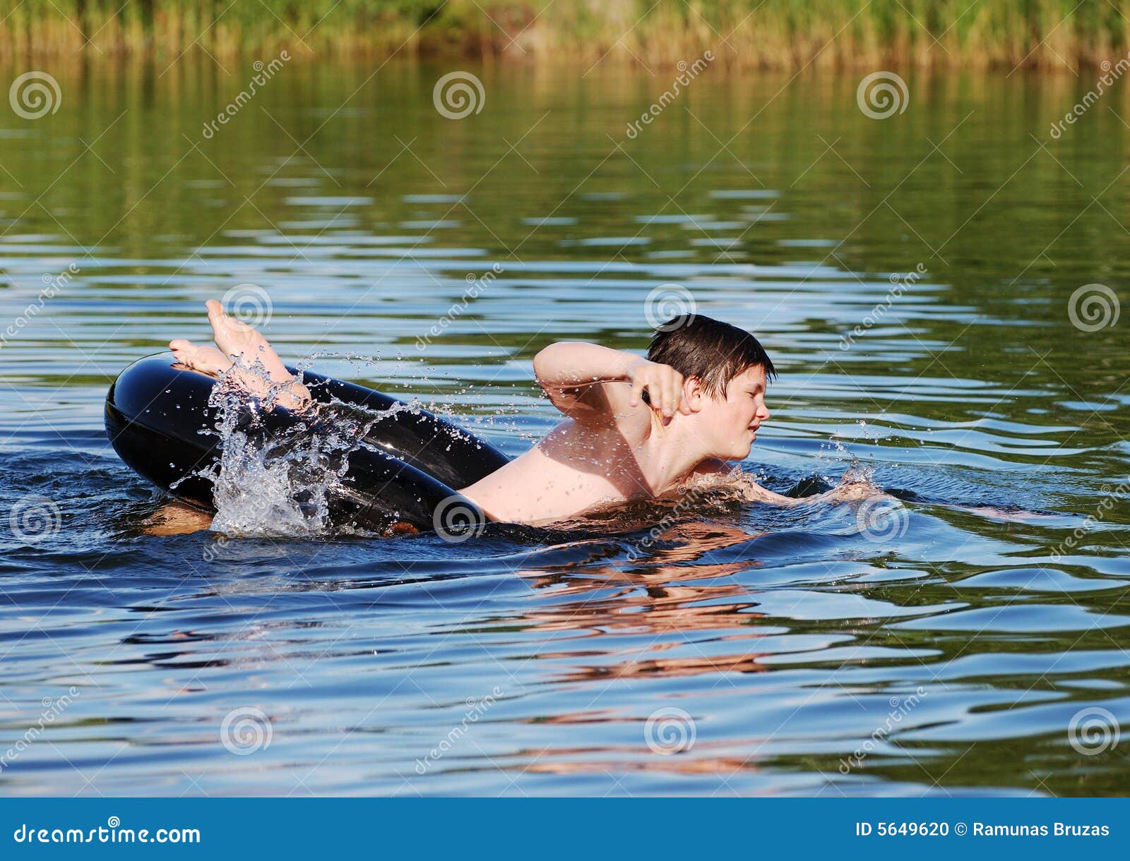 Jogos dos meninos imagem de stock. Imagem de nave, lago - 10059291