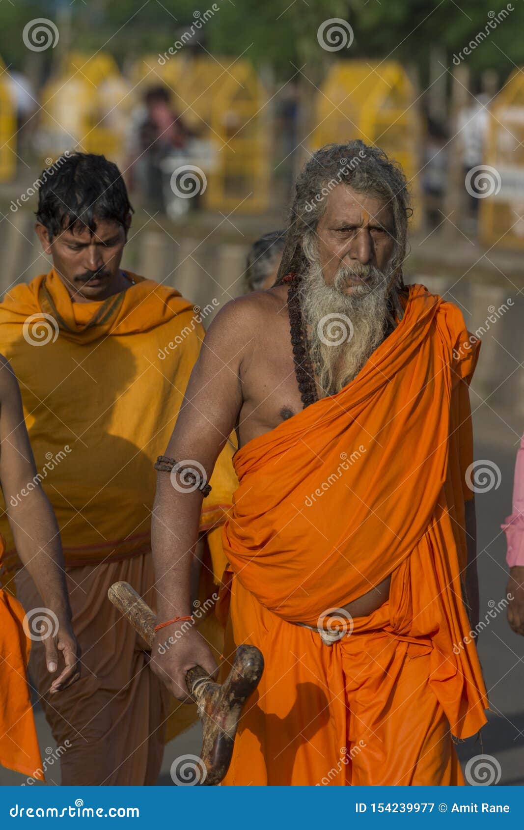 Naga Sadhu que camina en Kumbh Mela Trambakeshwar, nasik, maharashtra, la India, Asia