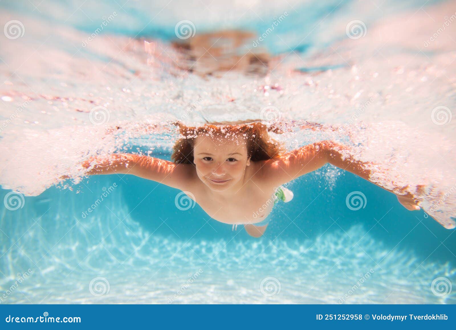 Petit Enfant Garçon Dans La Piscine Avec Jouet Gonflable Anneau Enfants  Vacances D'été Nager Pour Enfant O