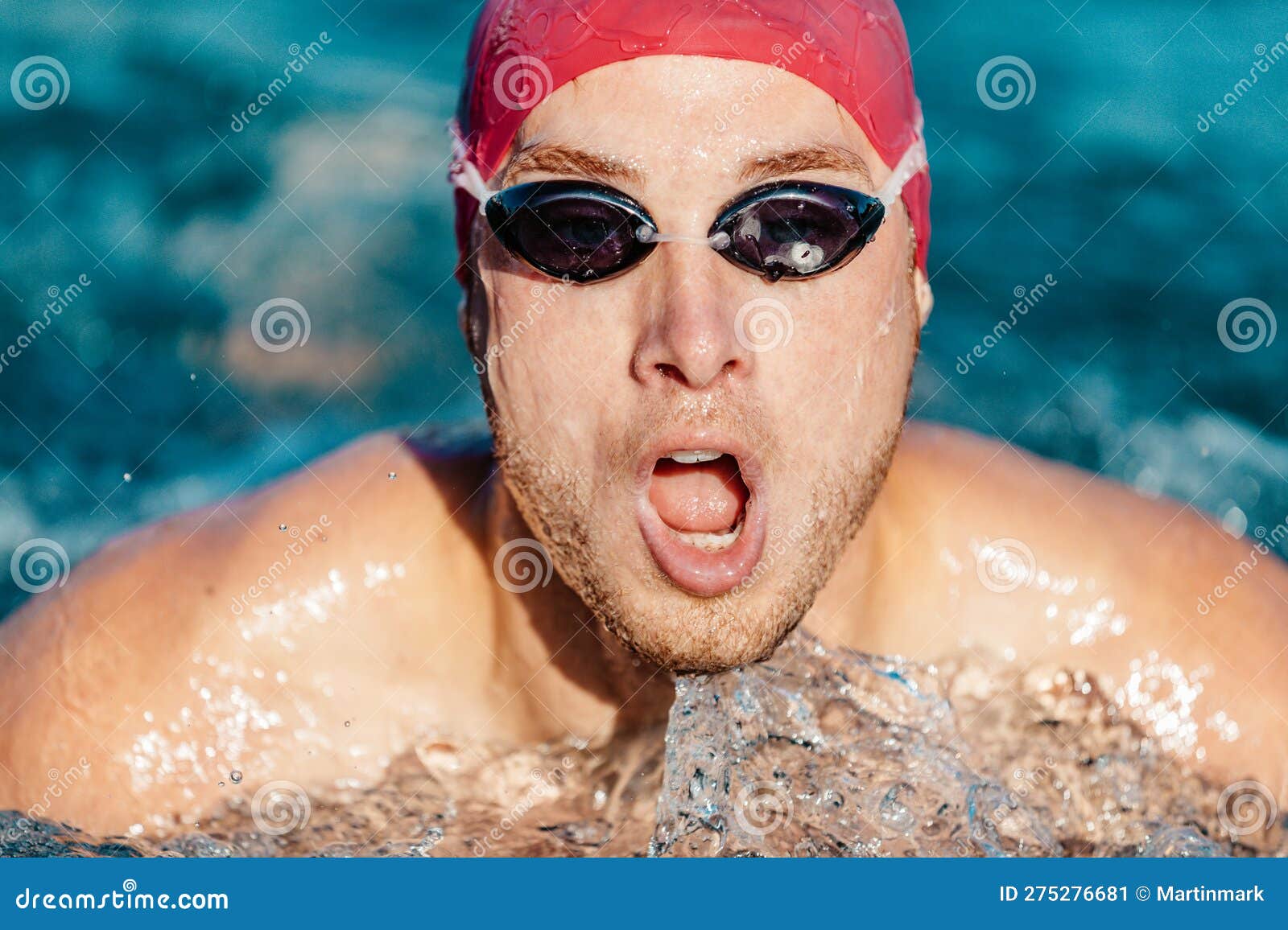 l'athlète nage dans la piscine avec un bonnet de bain rouge. un