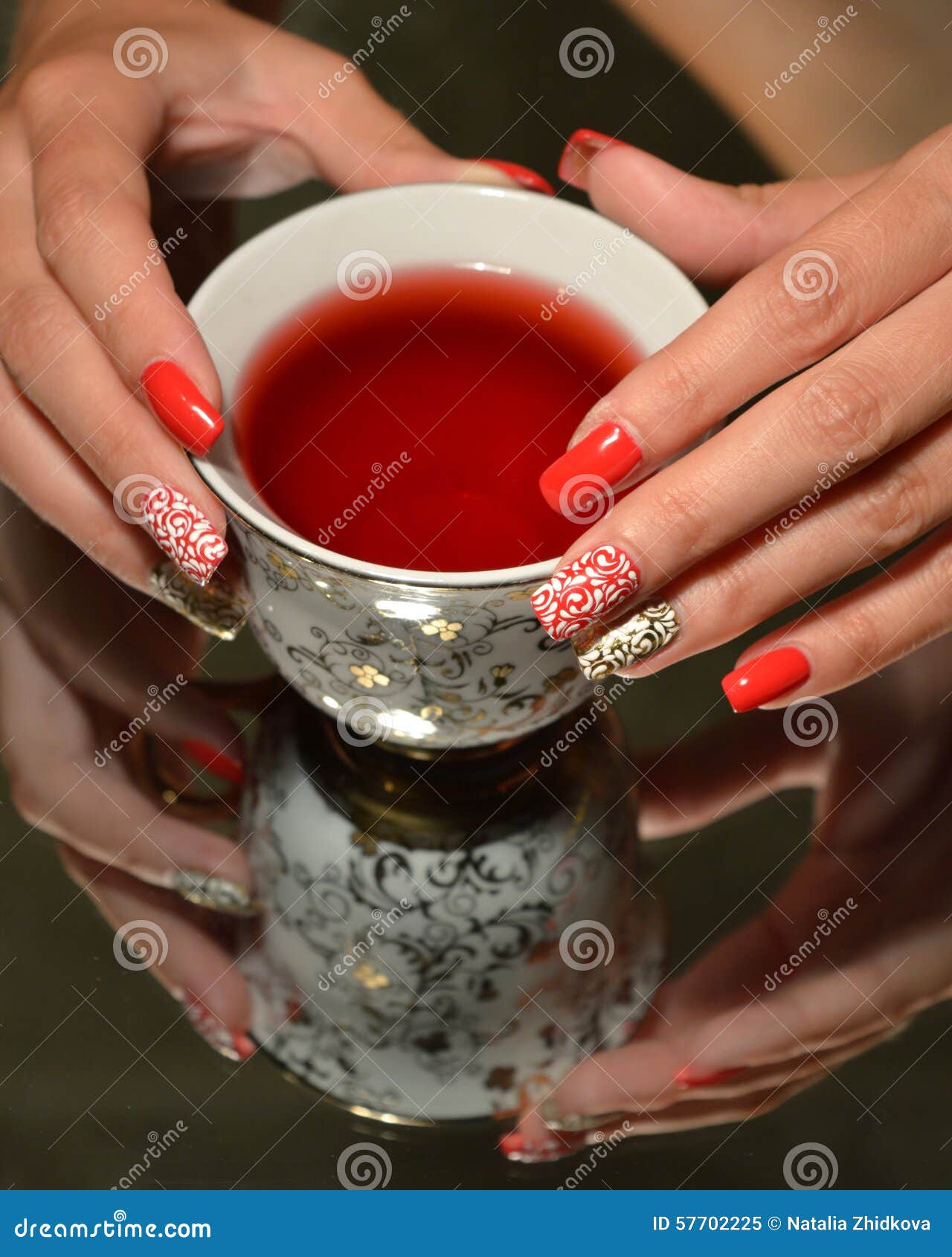 Nageldesign Weiss Auf Dem Rot Weiss Auf Gold Stockbild Bild Von Geschenk Tropfen 57702225