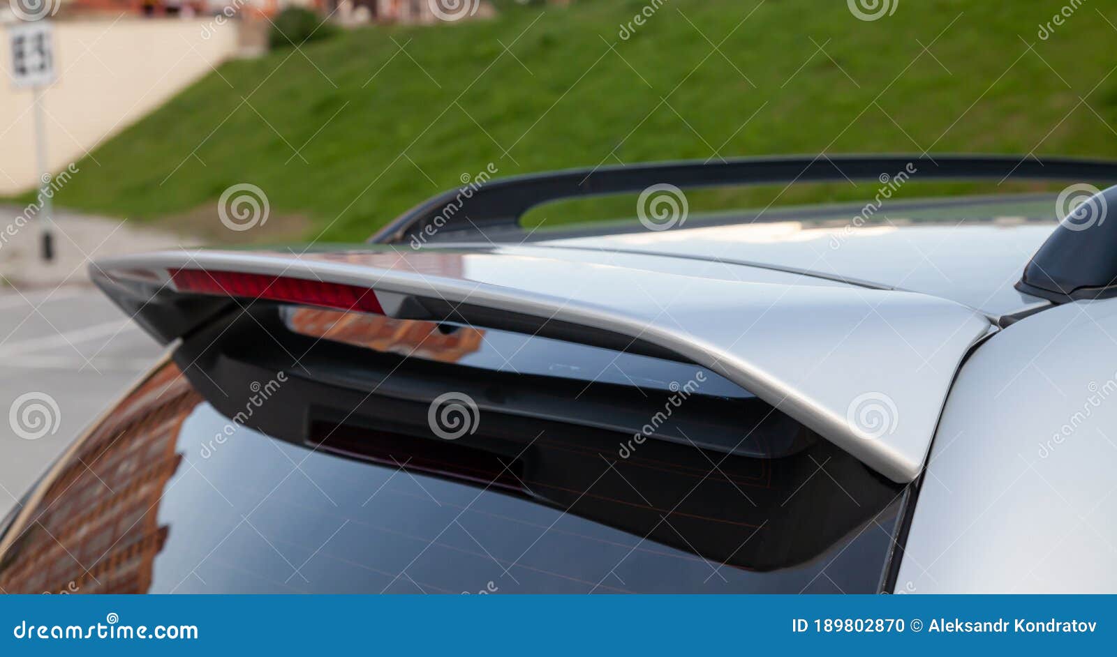 Nahaufnahme Auf Dem Stammdeckel Eines Grauen Autos Mit Einem Plastikspoiler  über Der Heckscheibe, Der Aerodynamik Der Fahrzeugkaro Stockfoto - Bild von  benzin, grau: 189802870