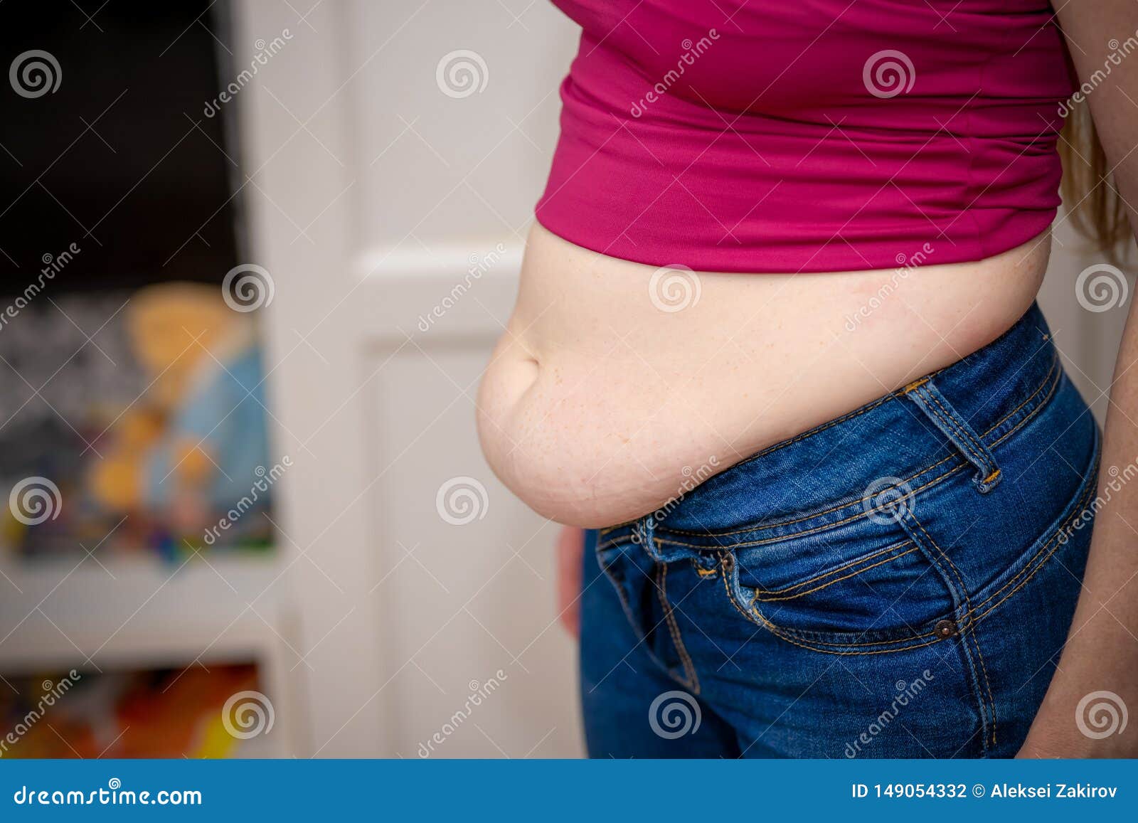 Nahaufnahme Der Frau Bauch Fett Klemmend Stockfoto Bild von cellulite