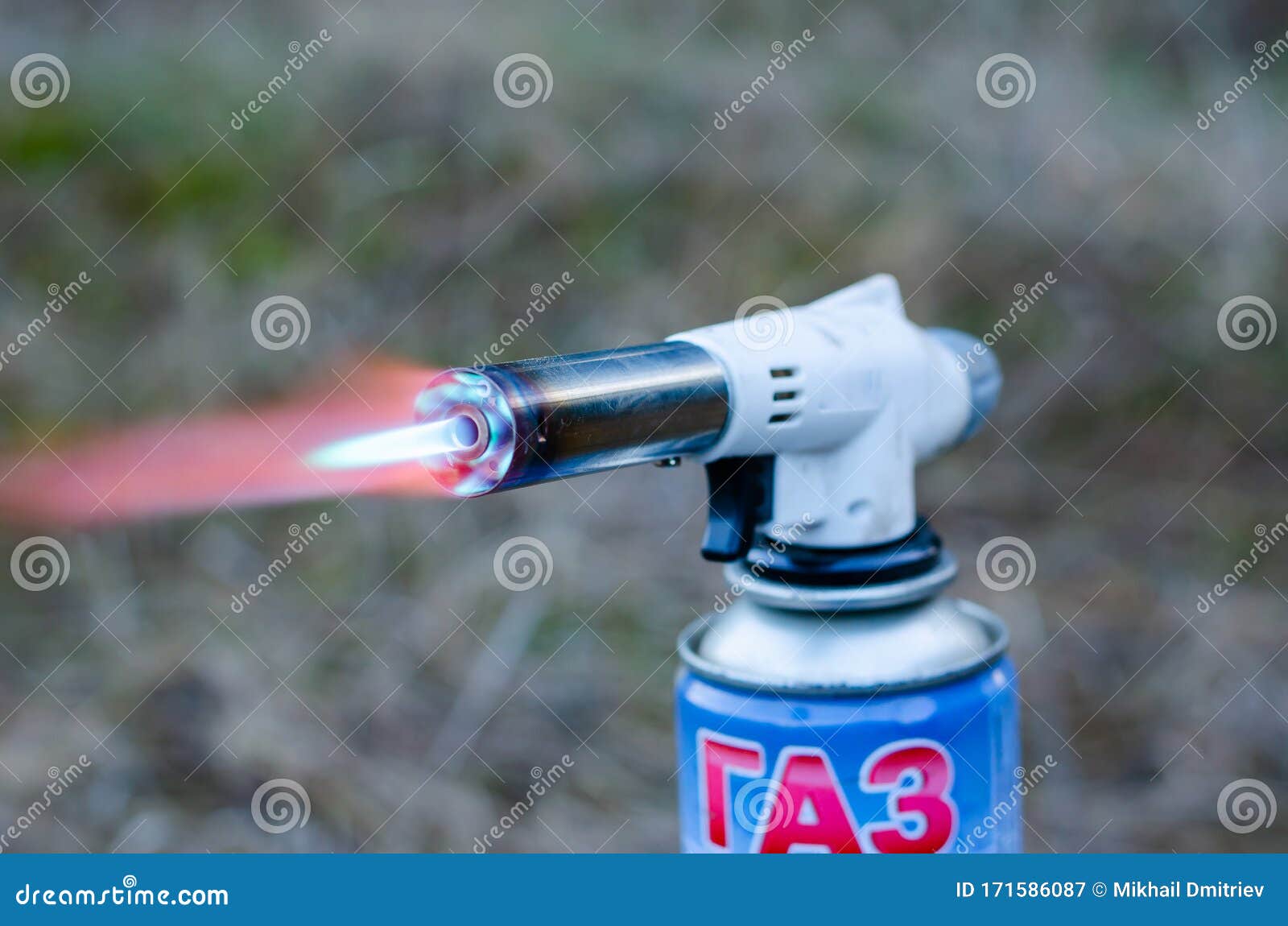 Nahaufnahme blaue Feuerflammen auf einem Gasbrenner in der