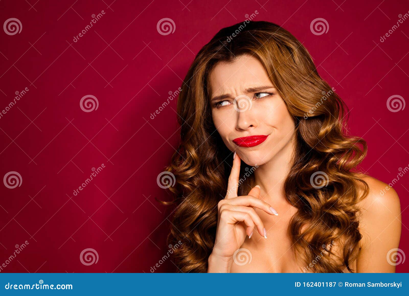 Heißes junges Mädchen zeigt ihre großen Titten einem Real Heißes junges Mädchen zeigt ihre großen Titten einem Real