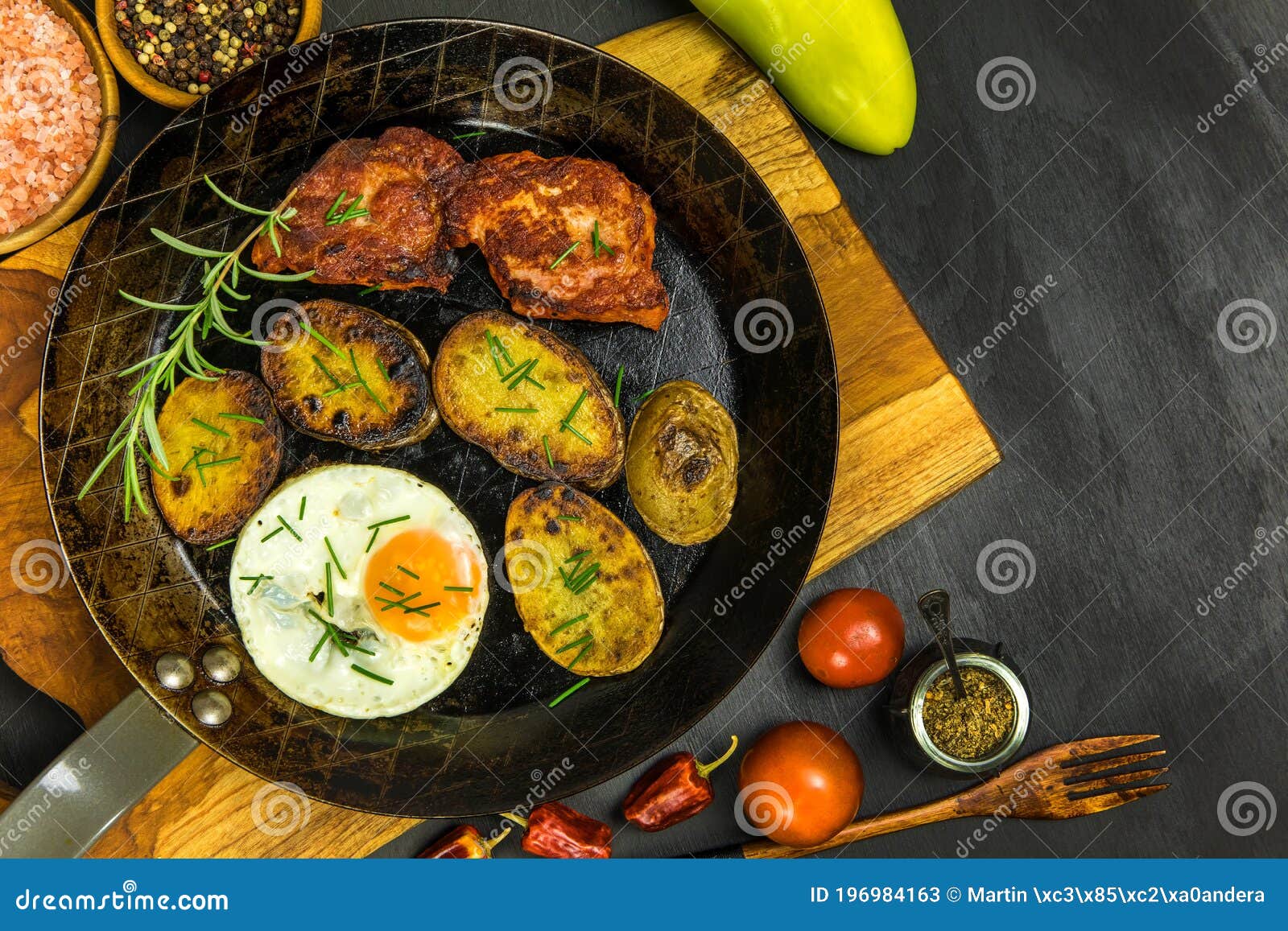 Nahaufnahme Von Gebratenem Schweinekoteletts in Der Bratpfanne Auf Dem ...