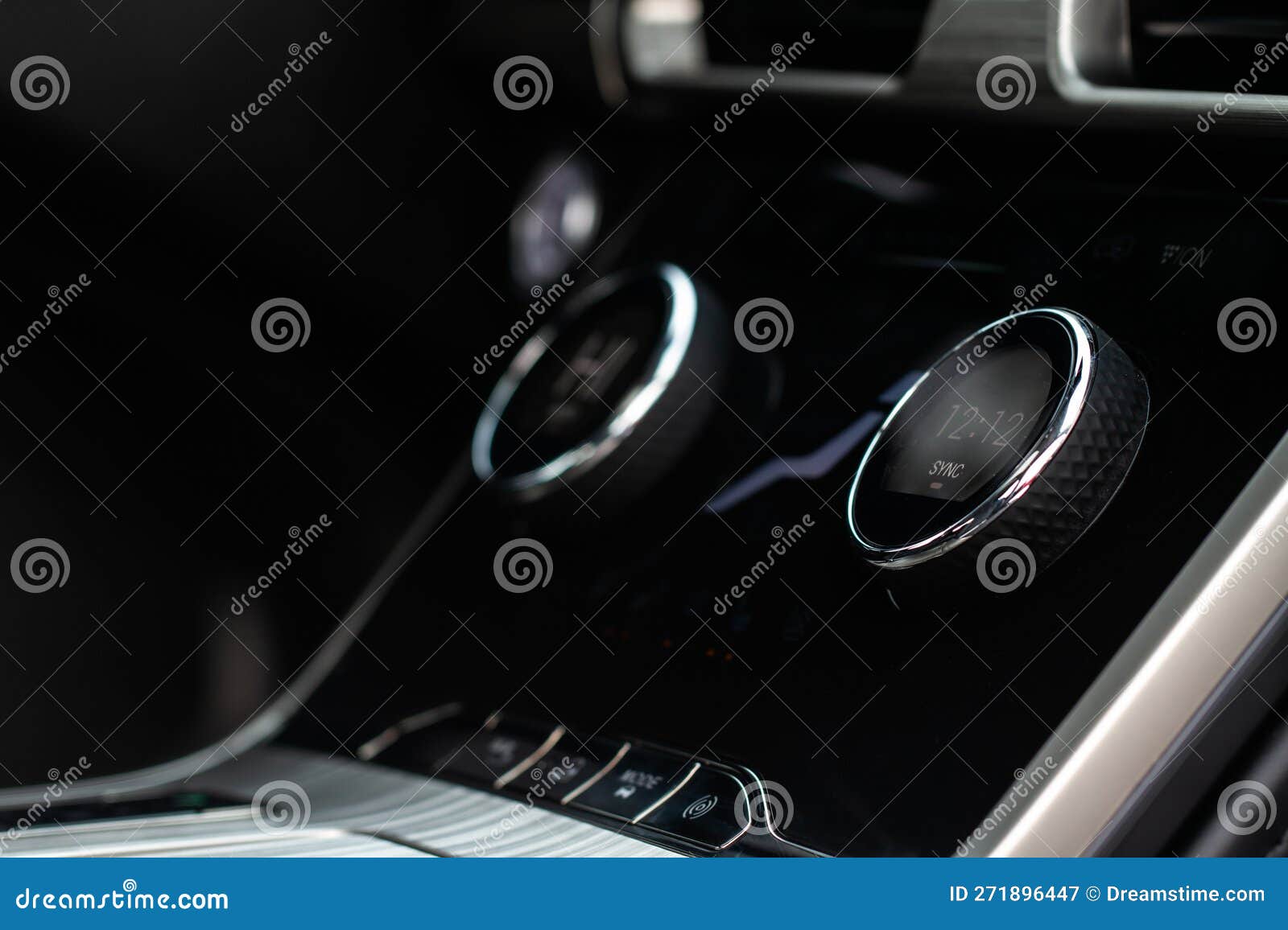 https://thumbs.dreamstime.com/z/nahe-blick-auf-die-digitale-autouhr-im-modernen-schwarzen-autoinnern-armaturenbrett-mit-temperaturgebl%C3%A4se-und-klimaanlage-reglern-271896447.jpg