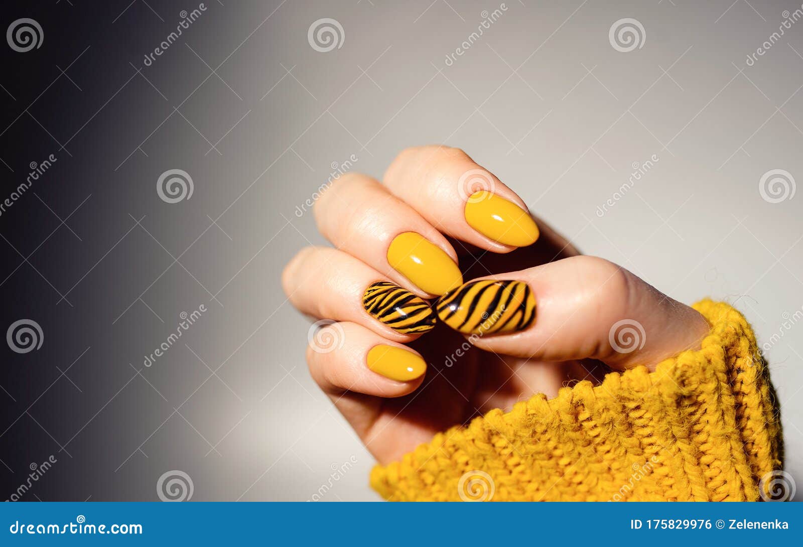 Thiết kế móng tay hoa hướng dương vàng sáng được cập nhật đến năm 2024 sẽ khiến bạn cảm thấy thật tươi vui và năng động. Với màu vàng rực rỡ như ánh mặt trời, thiết kế này chắc chắn sẽ mang đến cho bạn cảm giác tươi mới và rạng rỡ. Hãy xem hình ảnh liên quan ngay bây giờ và thư giãn với vẻ đẹp sống động của hoa hướng dương trên móng tay của bạn.