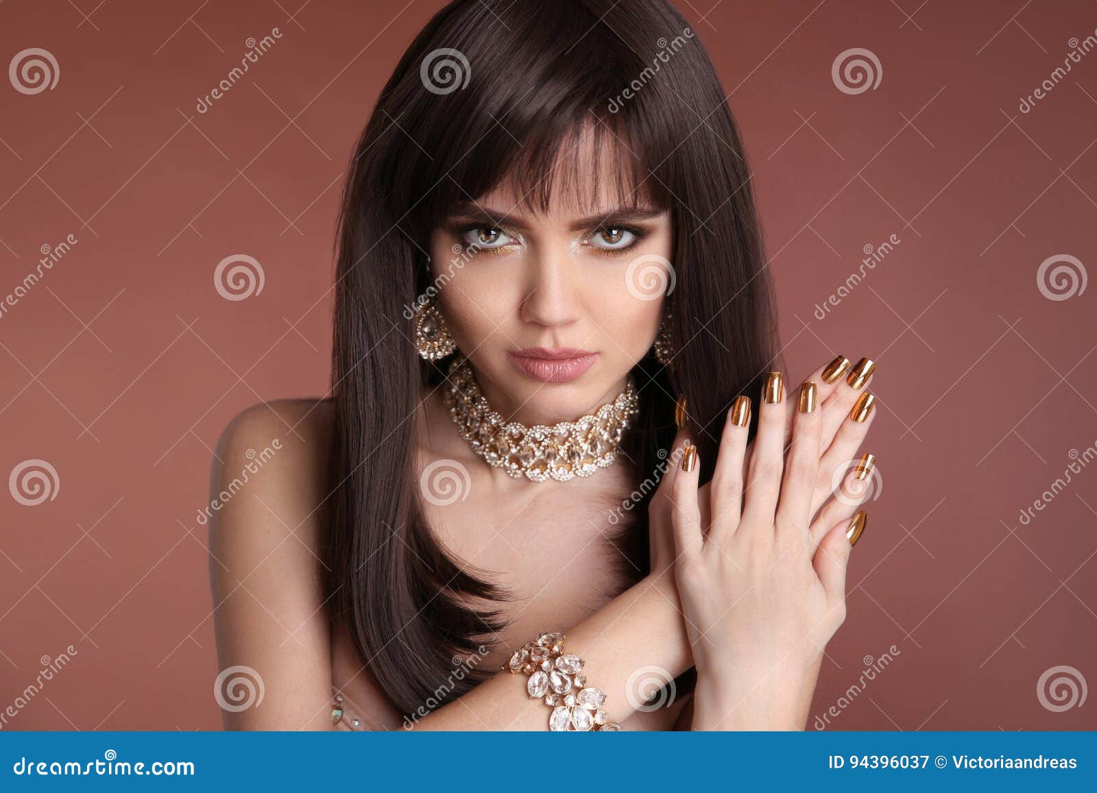 Nails Manicure Beauty Girl Brunette Portrait Fashion Golden Jewelry 