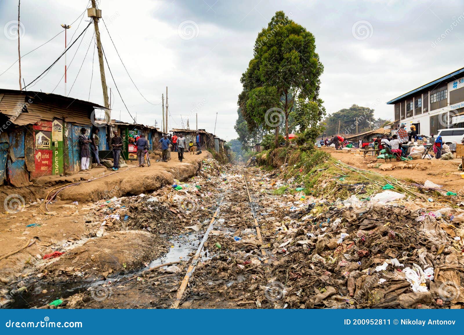 Nairobi Kenya August Kibera Slum Nairobi Railroad Lots Garbage Kibera Biggest Slum Africa Slums 200952811 