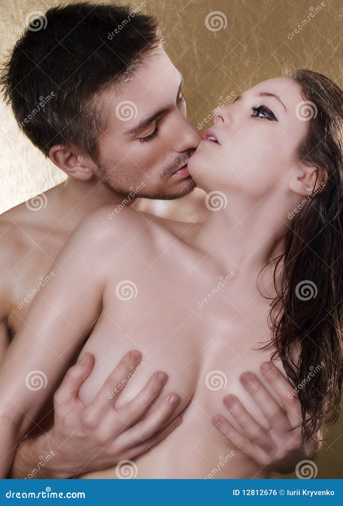 Nude couple kiss pic