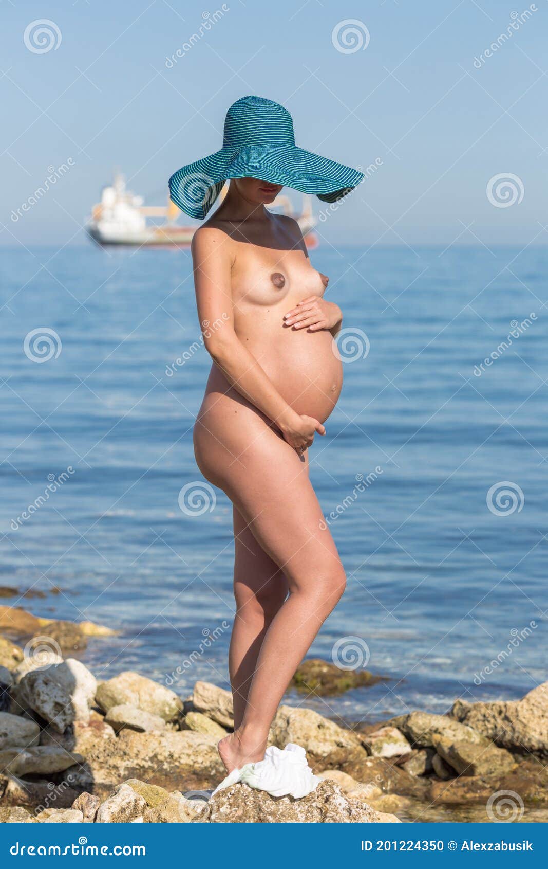 голые беременные на речке фото 104