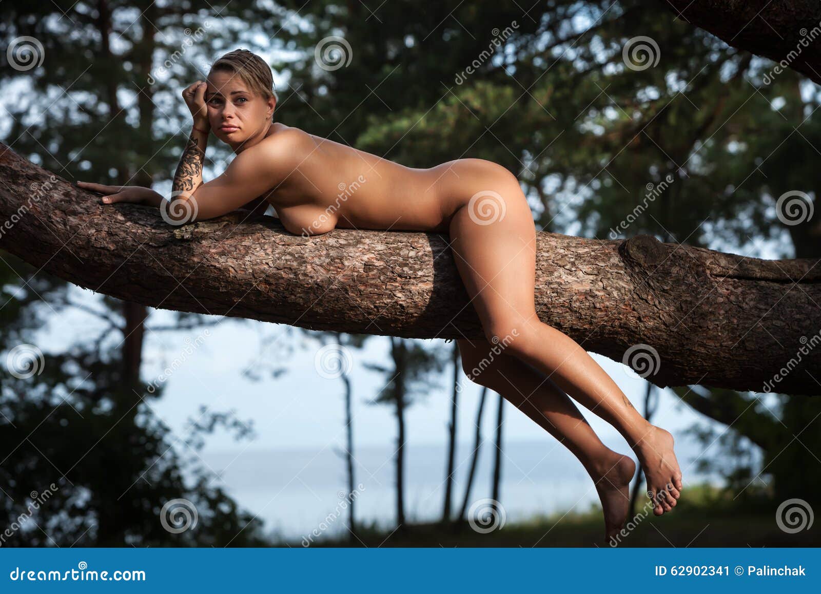 голая тетка у дерева фото 105