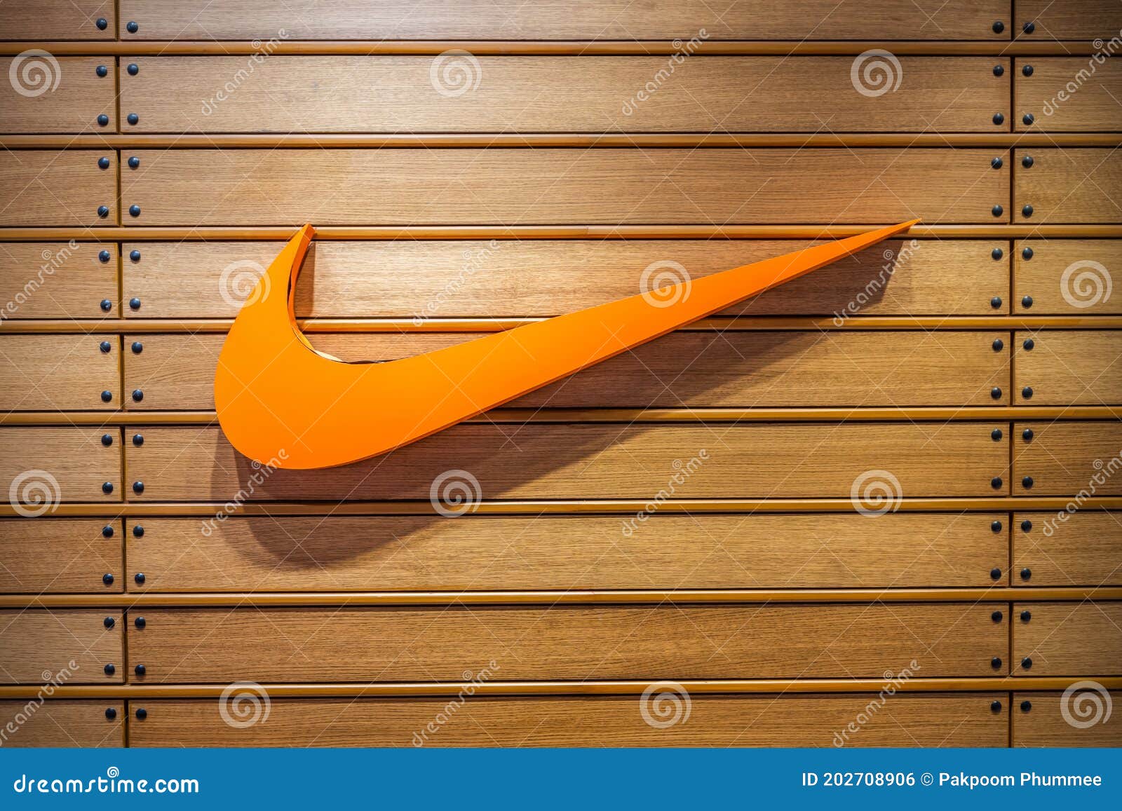 Seguir Viaje Muchos Nike Logo on a Wooden Wall at a Store in a Department Store in Nakhon  Ratchasima, Editorial Photo - Image of company, gray: 202708906