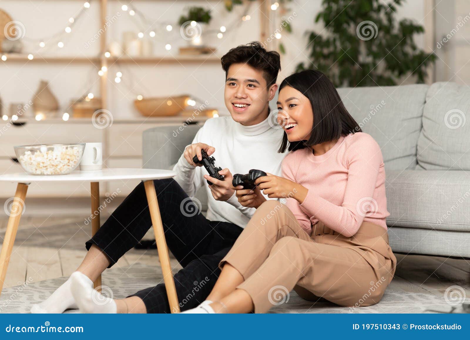 Casal Asiático Jogando Videogames Juntos Namorada Ganhando Jogo Em Casa  Imagem de Stock - Imagem de jogar, assoalho: 197507369